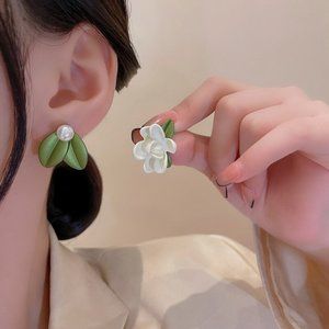 🍏50% OFF/3+...Asymmetrical Gardenia Flower and Leaves Stud Earrings